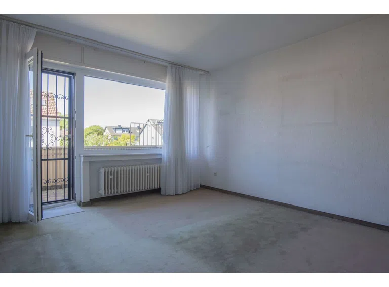 Schlafzimmer mit Balkon im Obergeschoss