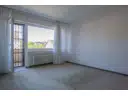 Schlafzimmer mit Balkon im Obergeschoss