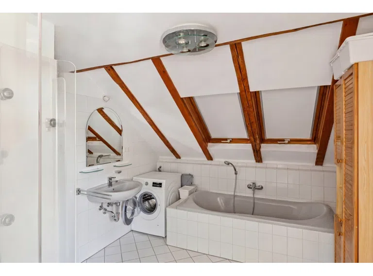 Haupthaus - DG - Badezimmer