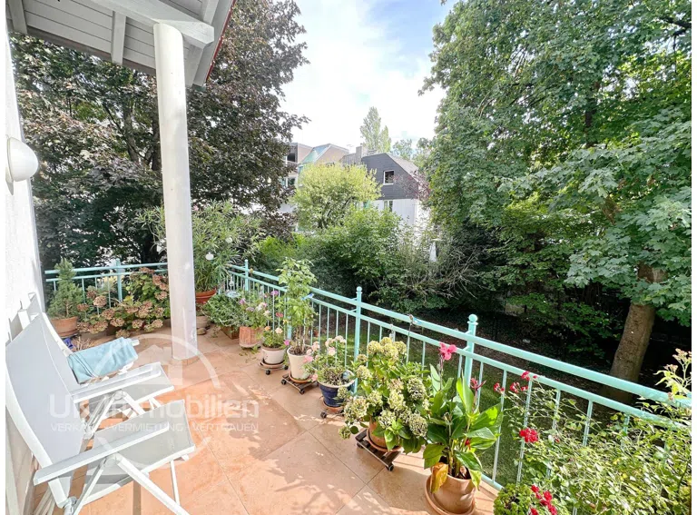 Ruhiger Sonnen-Balkon