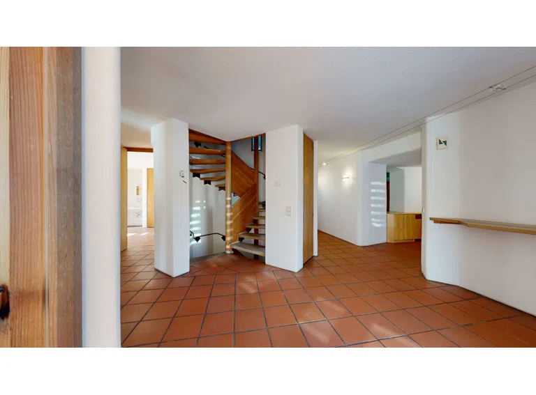Flur/Treppe zum Dachboden u. Keller