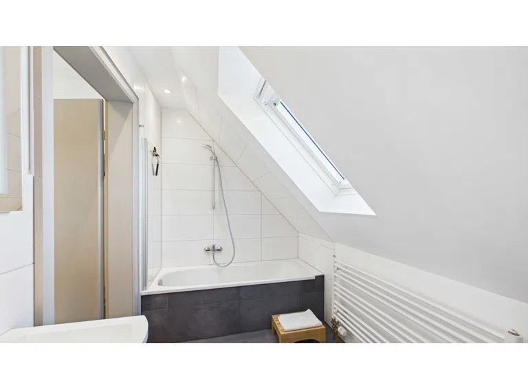 Modernes Duschbad..