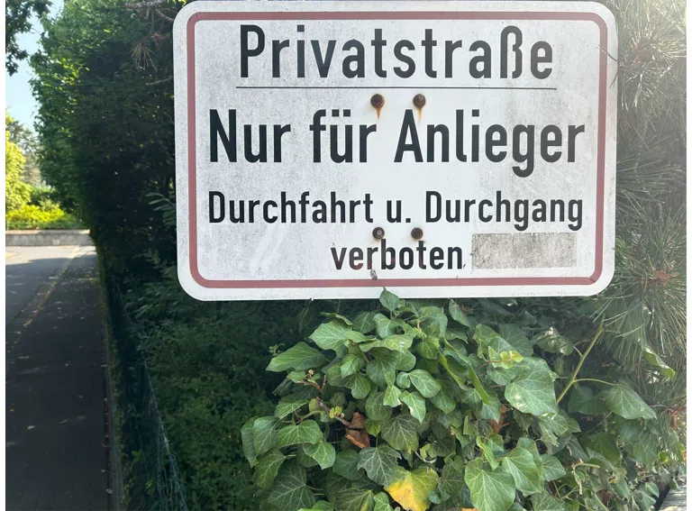 Einfahrt zum Grundstück