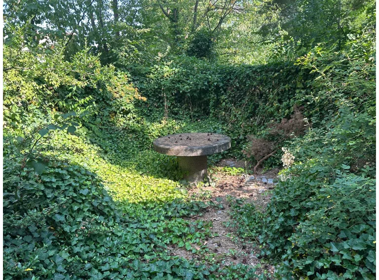 Steintisch im Grünen (2)
