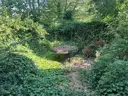 Steintisch im Grünen (2)