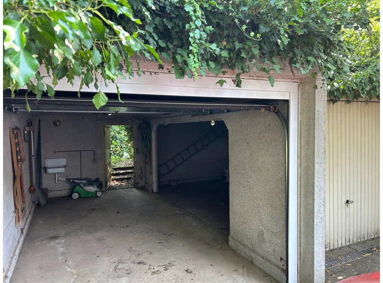 2 verbundene Garagen mit Zugang zum Garten