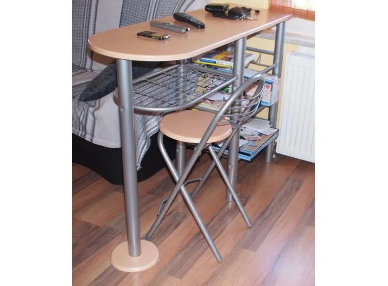 Frühstückstheke und 2 Stühle bei EBK