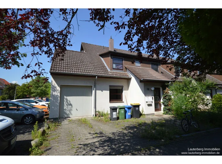 Außenansicht mit Garage