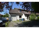 Außenansicht mit Garage