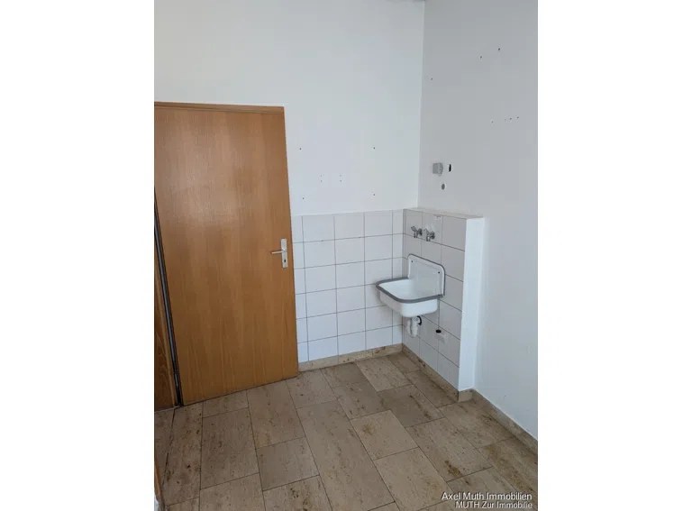 Toilette hinter der Tür