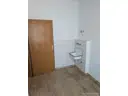 Toilette hinter der Tür