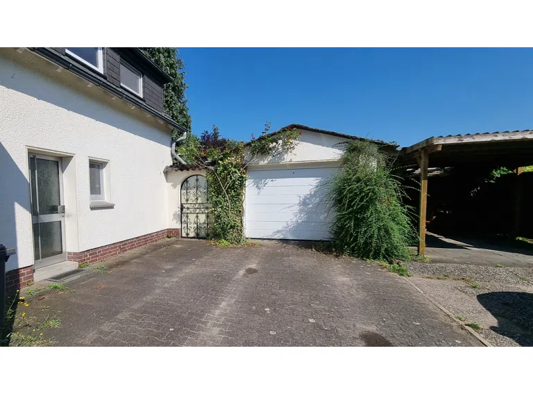 Seiteneingang und Garage