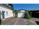 Seiteneingang und Garage