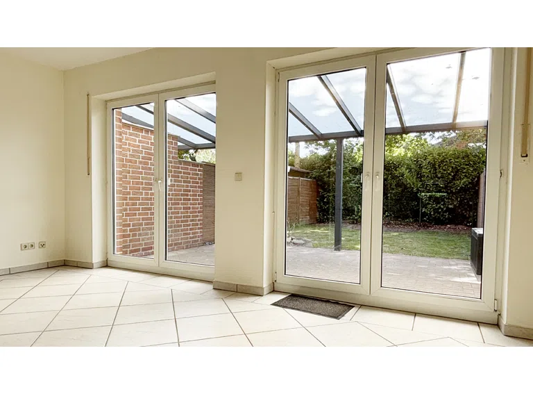Blick Wohnzimmer in den Garten