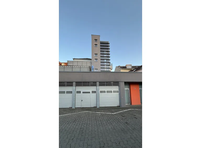 Rückansicht mit Aufzug