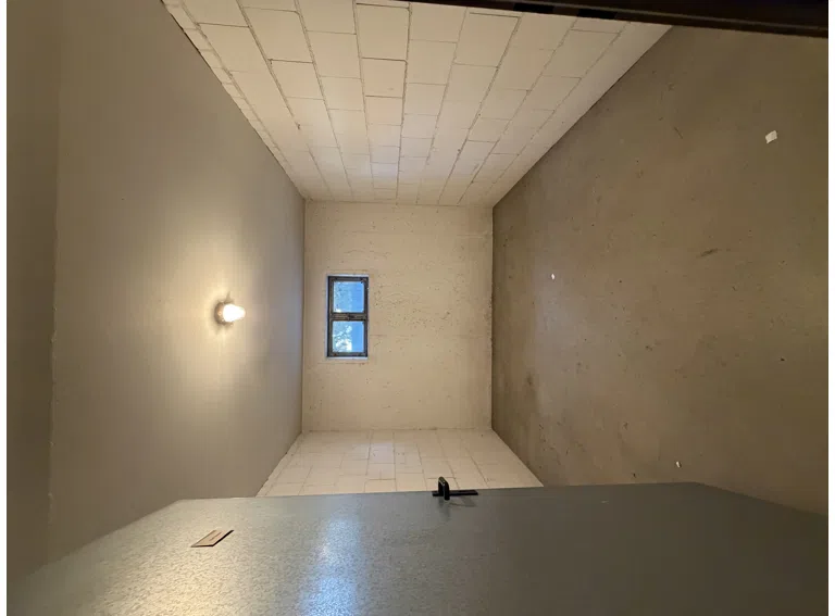Eigener gemauerter Keller mit Stahltür, Licht und Stromanschluss