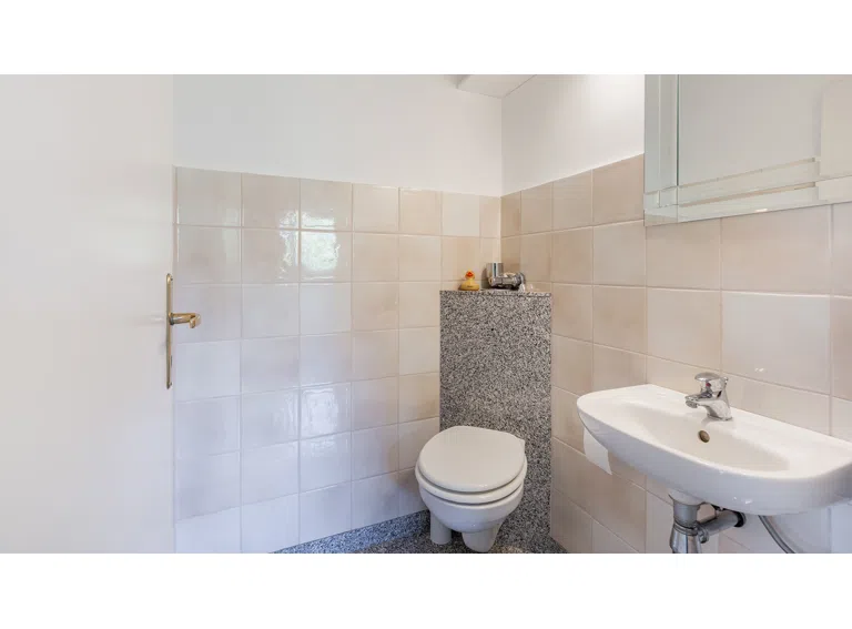 separates WC