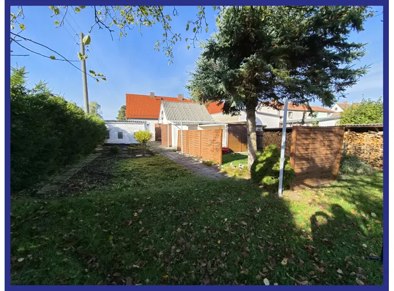 Garten mit Blick zum Haus