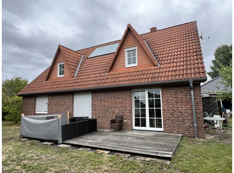 Rückansicht mit Terrasse