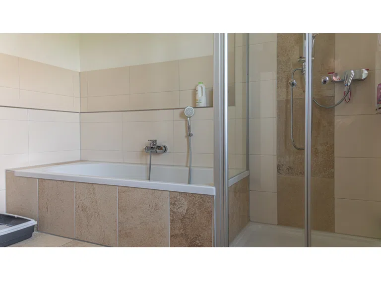 Badezimmer mit Dusche und Wanne