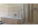 Badezimmer mit Dusche und Wanne