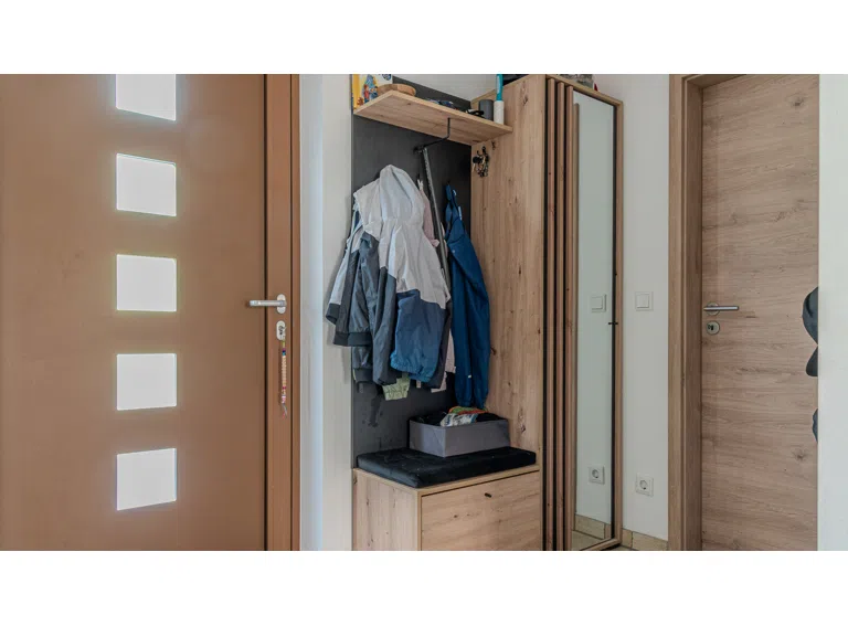 Hauseingang mit Garderobe