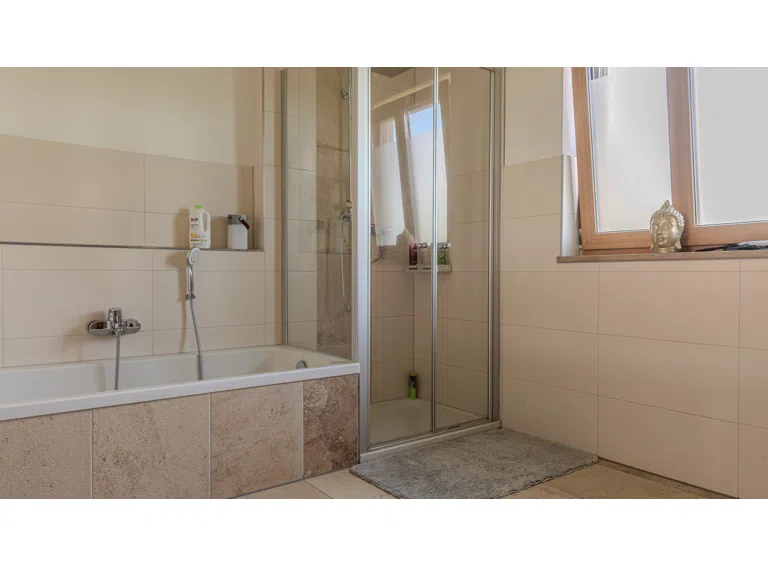 Badezimmer mit Dusche und Wanne