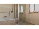 Badezimmer mit Dusche und Wanne