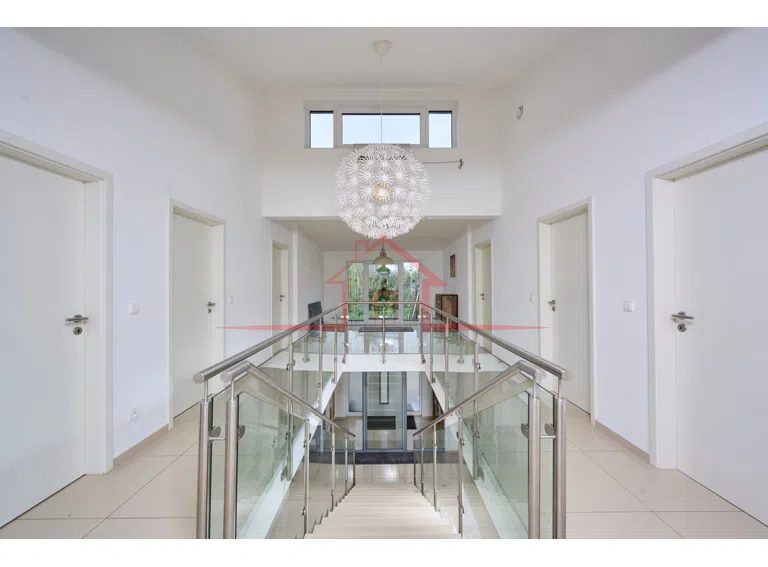Großzügige Galerie mit viel Licht und offenem Raumgefühl