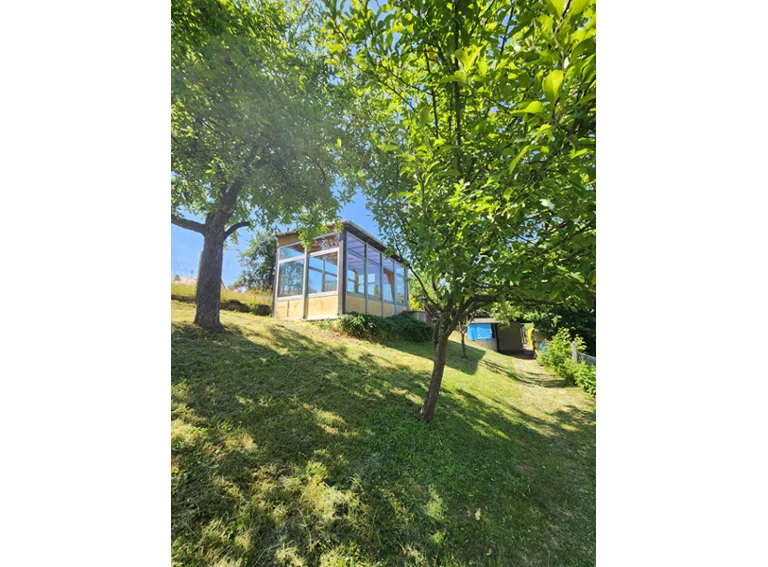 HB24-2 Blick i.d. Garten m. Sommerhaus