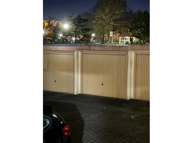 19 Hof mit mittl. Garage