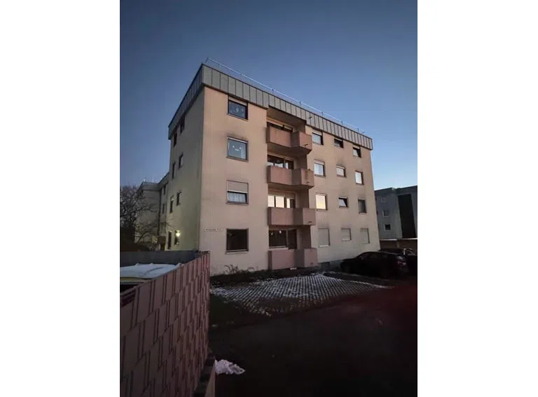 4 Hofseite mit Parkplätzen und Garagenzufahrt