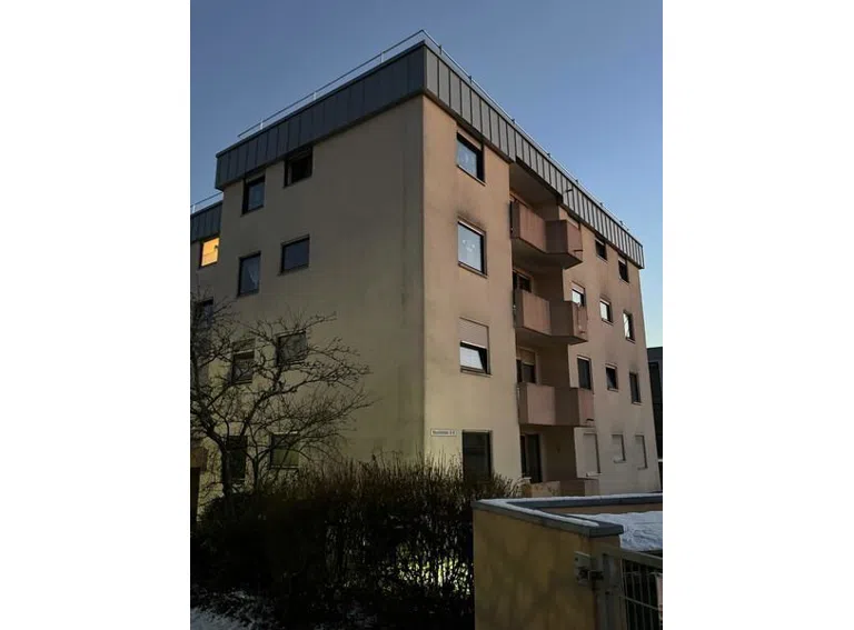 3 Straßenseite mit Balkonen