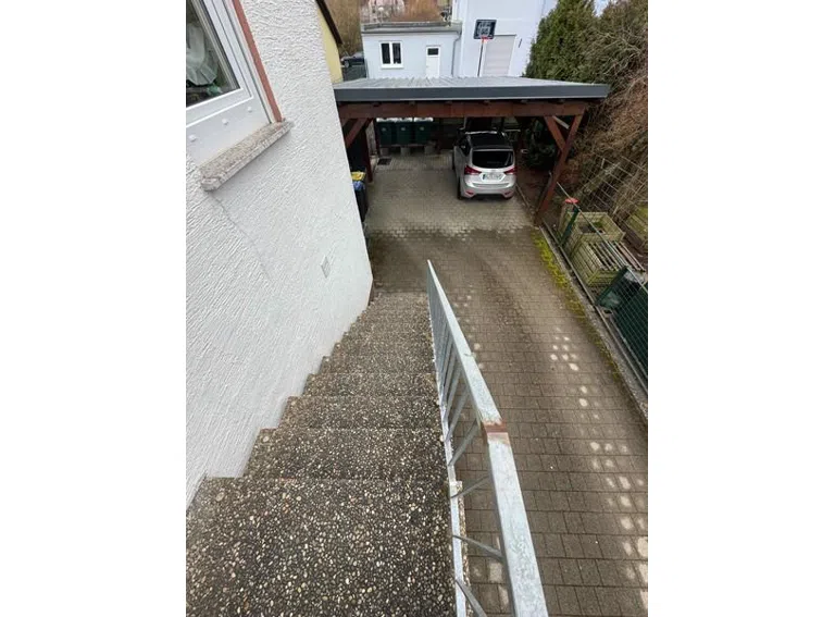 5 Treppe zum Carport
