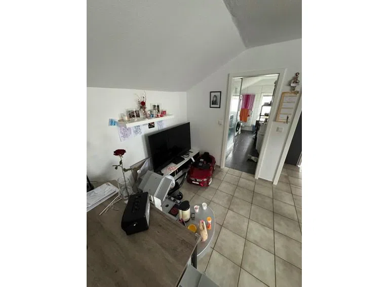 14 Wohnzimmer Richtung Bad