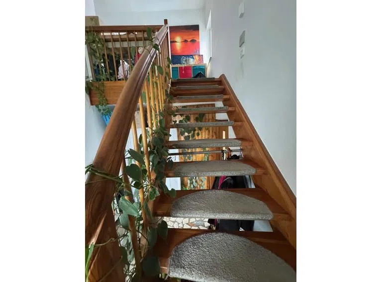 8 Treppe zur Wohnung