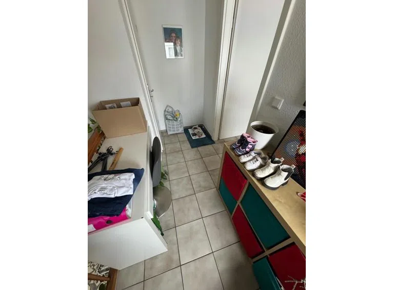 9 Flur, Garderobe, Vorraum