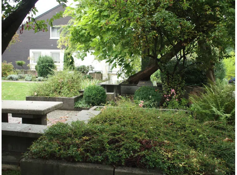 grün angelegte Sitzplätze (2)