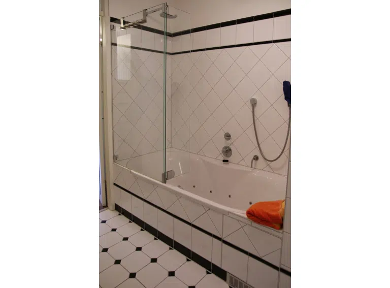 Wanne mit Duschmöglichkeit