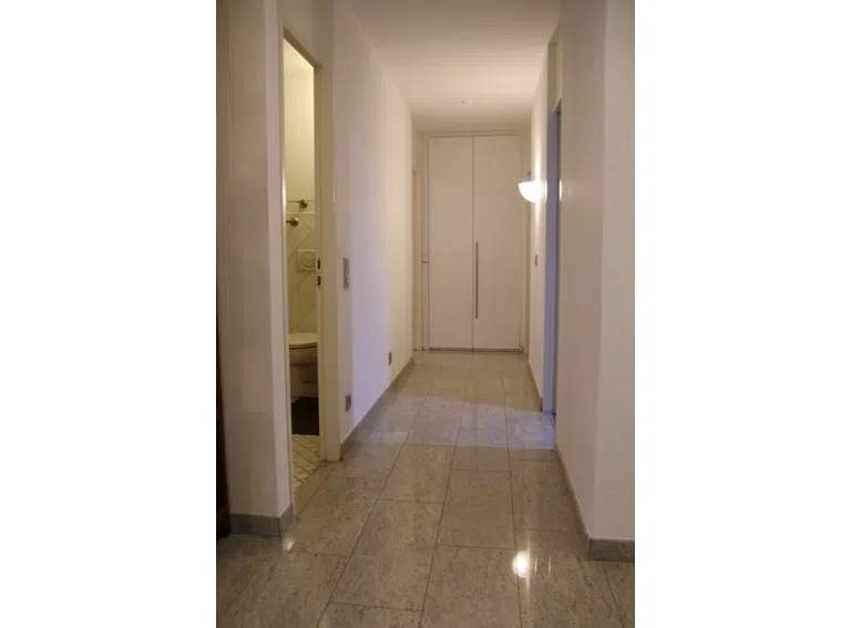 zu den Schlafzimmern+Bädern