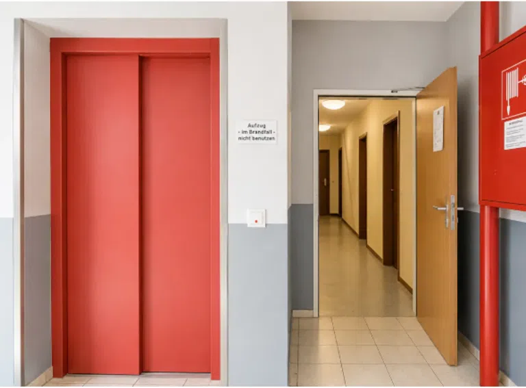 Personenaufzug und Hausflur