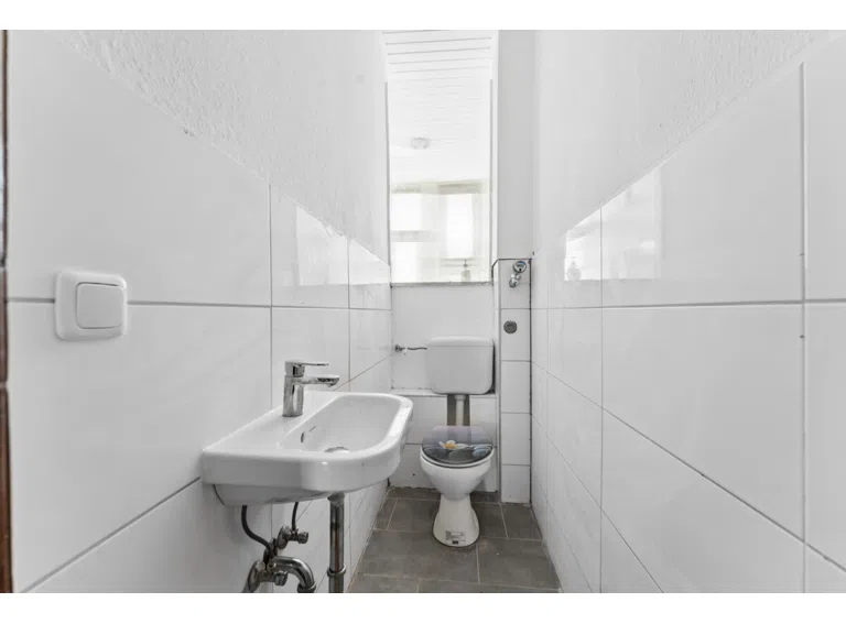 WC mit Handwaschbecken