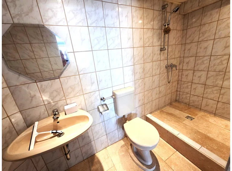 Bad mit Dusche KG