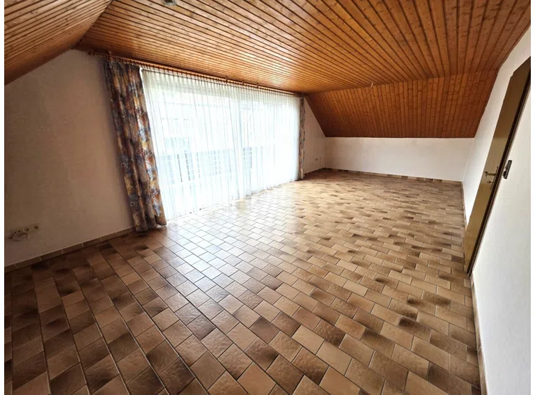 Wohnzimmer mit Zugang Balkon OG