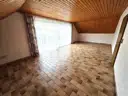 Wohnzimmer mit Zugang Balkon OG