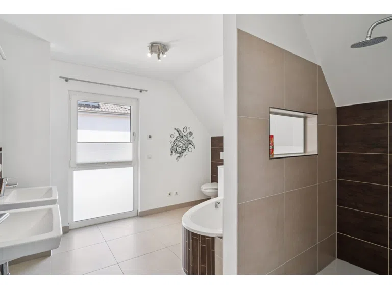 Badezimmer mit Badewanne und Dusche