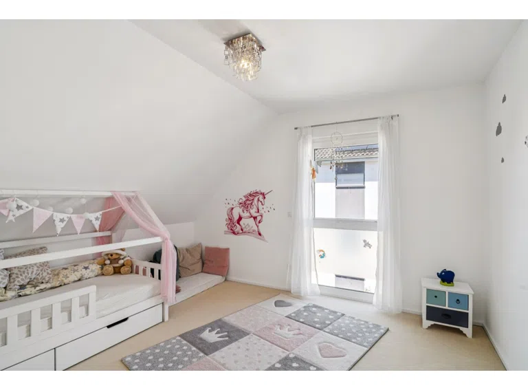Kinderzimmer - Blick zum Schlafbereich