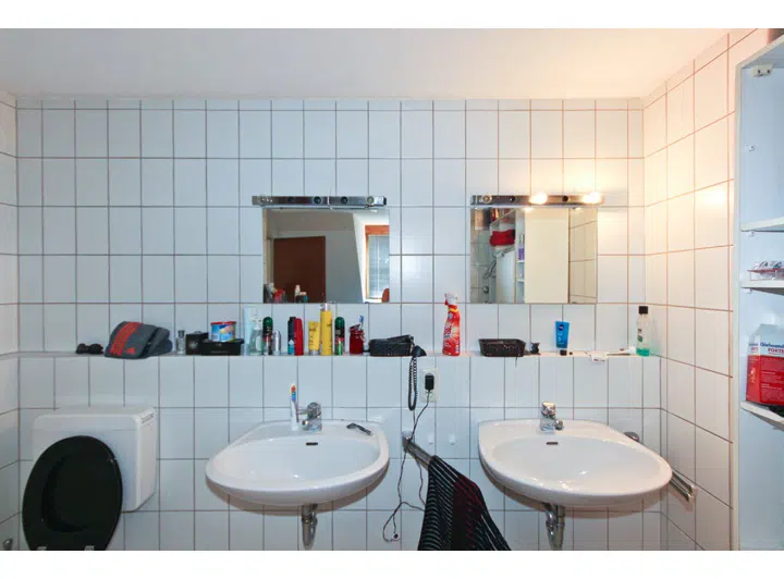 Badezimmer mit Wanne und Fenster 1