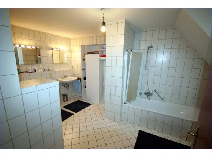 Badezimmer mit Wanne und Fenster 2Foto_95898