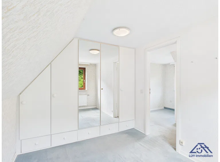 Zimmer DG Schrankwand - Lütt Immobilien - Kiel